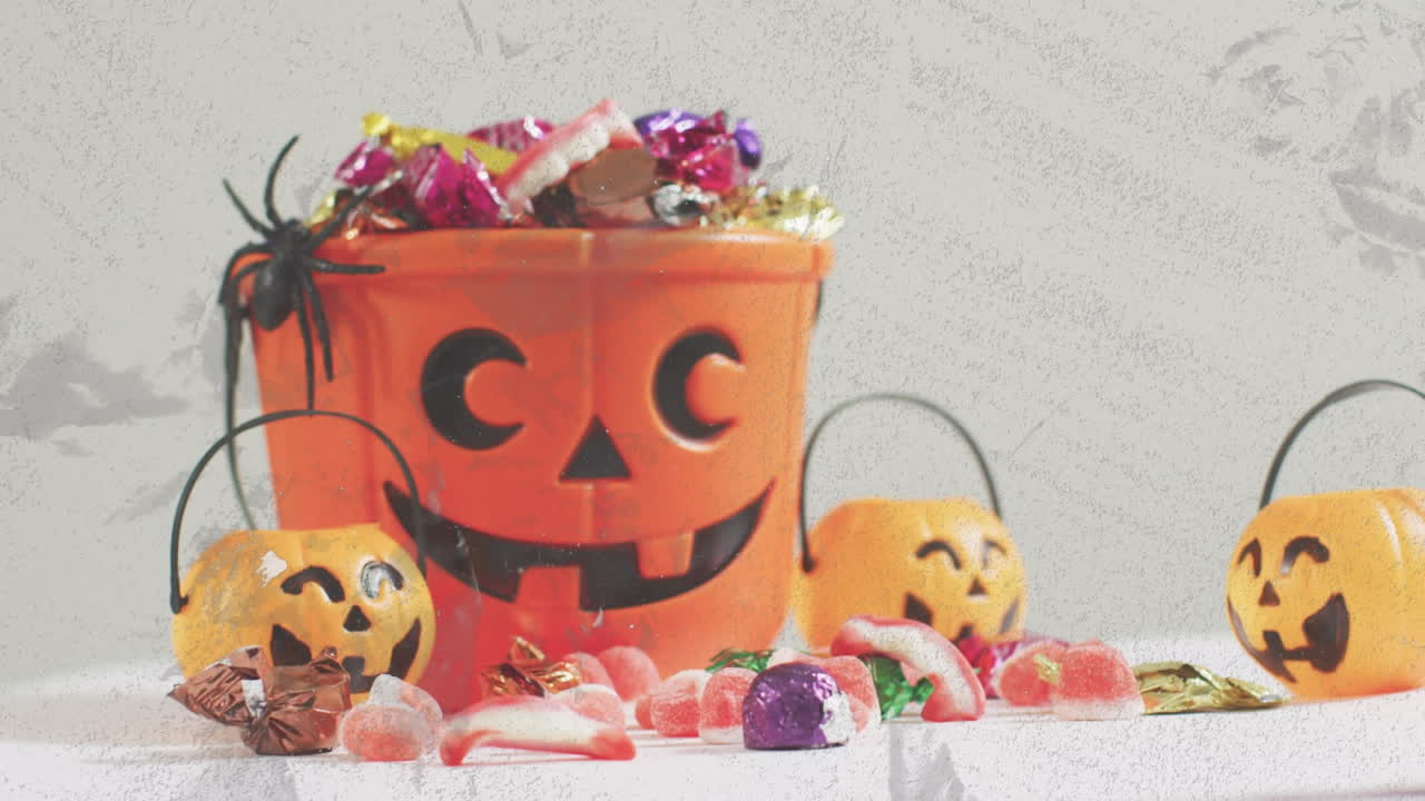 할로윈의 애니메이션은 회색 바탕에 사탕이 새겨진 호박 버입니다.