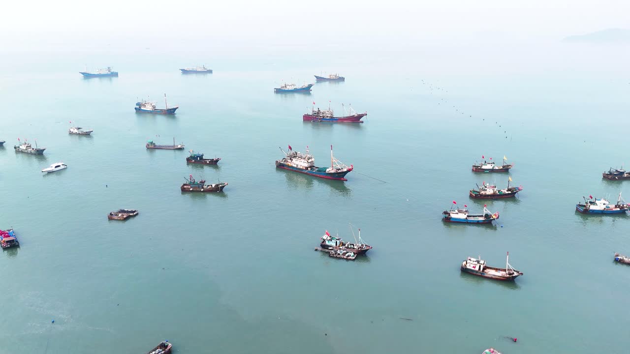 fotografía aérea de barcos de pesca industriales anclados en la costa de xiapu, provincia de fujian, china