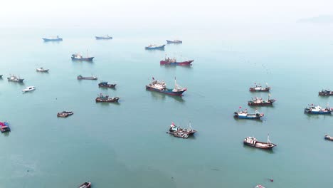 Toma-Aérea-De-Barcos-Pesqueros-Industriales-Anclados-En-La-Costa-De-Xiapu,-Provincia-De-Fujian,-China