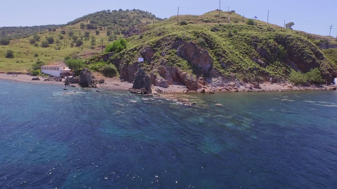 공중: 그리스 레스보스 섬에서 바람을 흔드는 바위에 그리스 국기