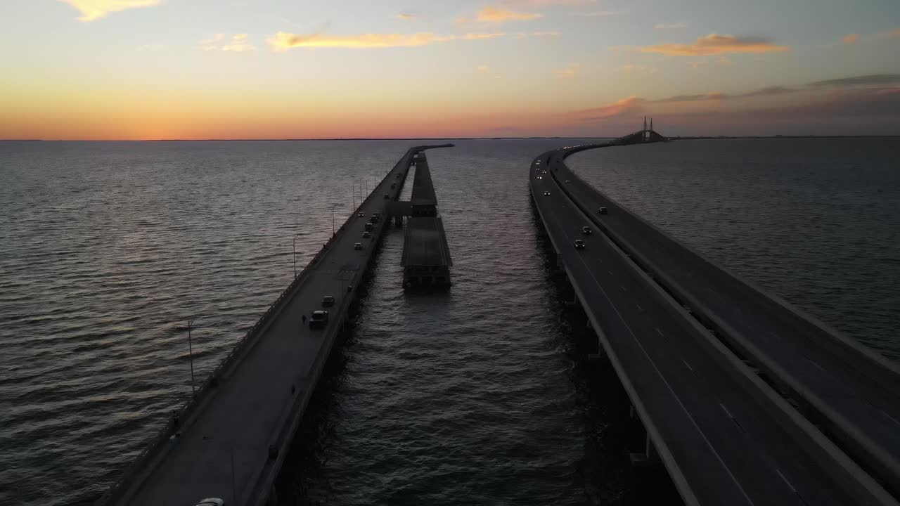 파 베이 (tampa bay) 에 있는 선 스카이웨이 (sunshine state skyway) 와 스테이트 파크 (state park) 시 피어 (fishing pier)