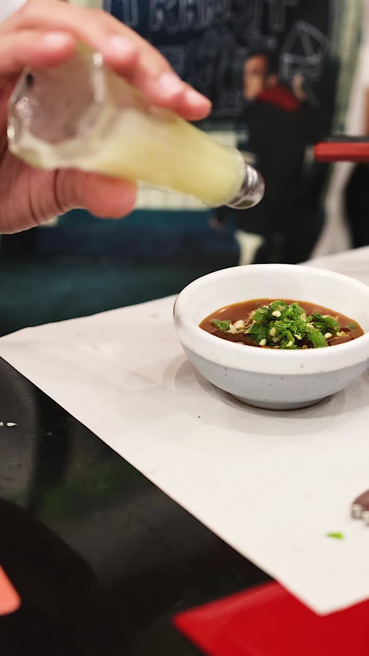 añadir salsa de ajo a un plato de chile