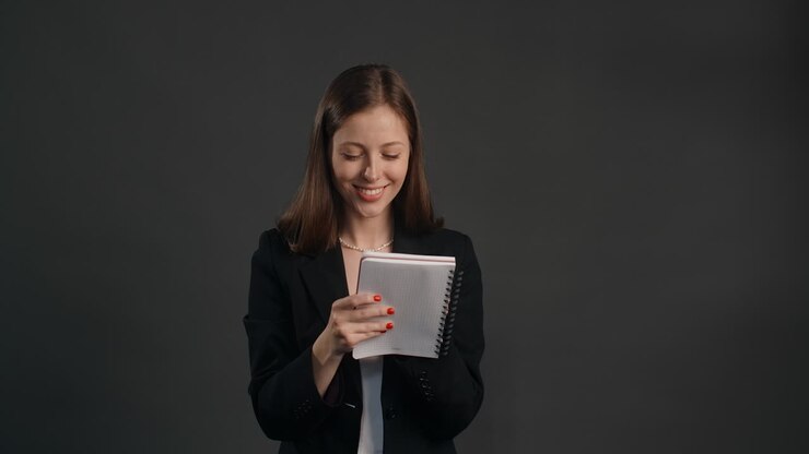 mujer leyendo un cuaderno