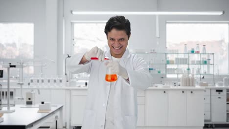 científico indio psíquico mezclando productos químicos para el experimento