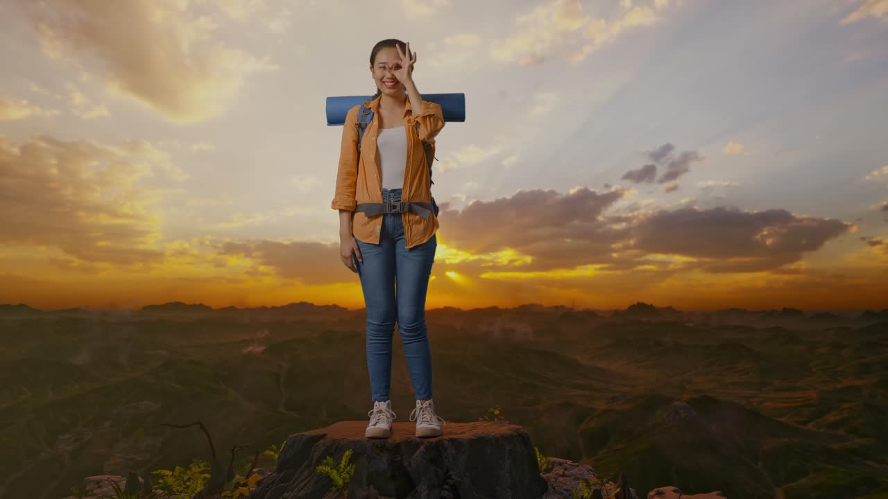 una mujer caminando al atardecer.