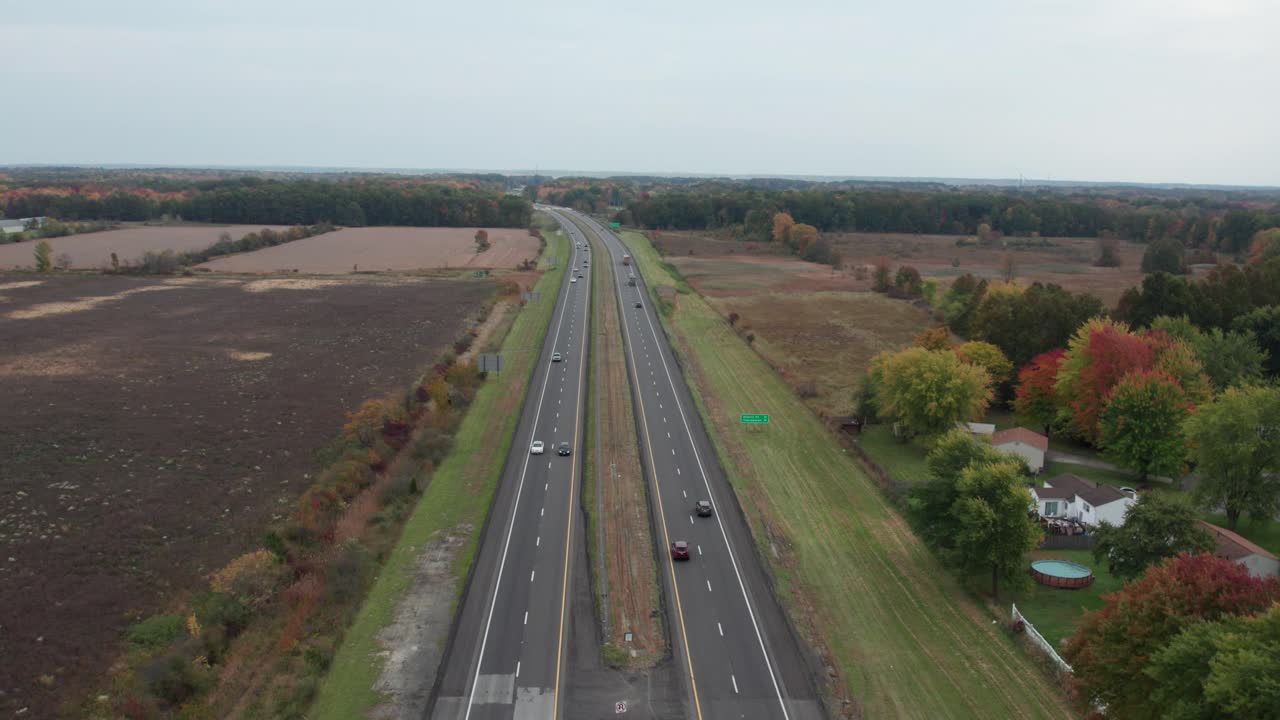 captura de drones durante el movimiento del automóvil en la carretera