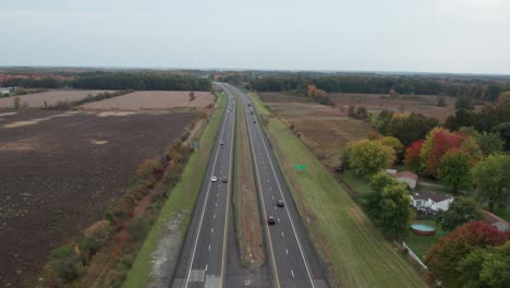 Drohnenaufnahme-Während-Der-Autobewegung-Auf-Der-Autobahn