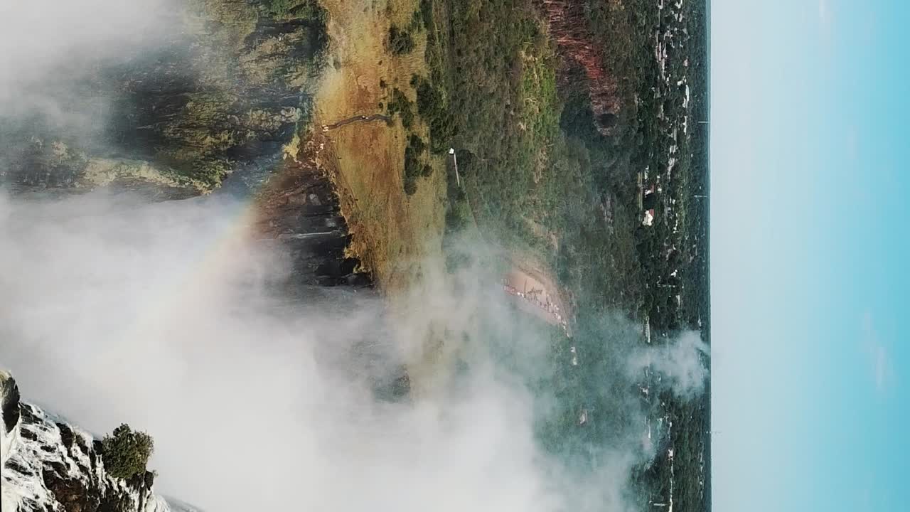 vista aérea vertical de las cataratas victoria, shungu namutitima en la frontera de zimbabue y zambia en áfrica