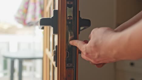 verificación de la funcionalidad de la cerradura en la puerta de una propiedad de air bnb