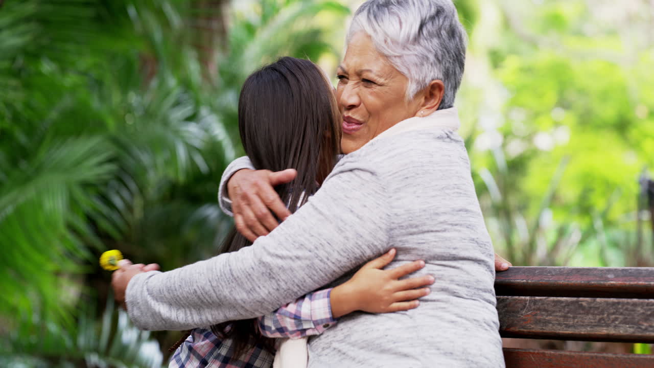 내가 가져온 예쁜 꽃 좀 봐, 할머니!