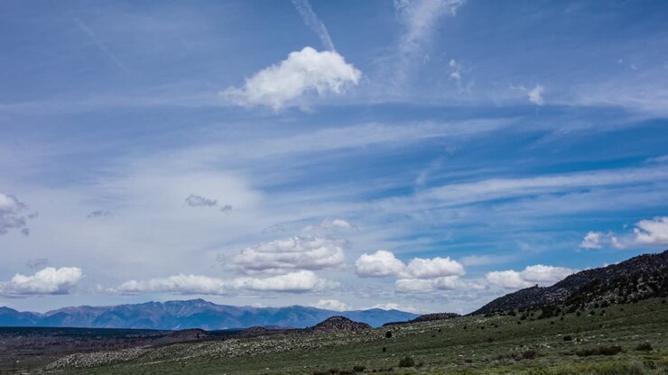 Timelapse - Bellissimo paesaggio nuvoloso che si muove sopra una catena montuosa e la valle