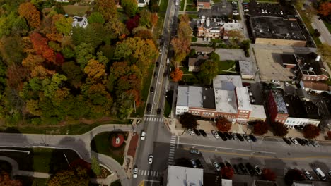 Tiro-Panorámico-Real-De-Una-Calle-Principal-Del-Centro-De-Una-Pequeña-Ciudad-Del-Medio-Oeste-En-Ohio-En-El-Otoño-1