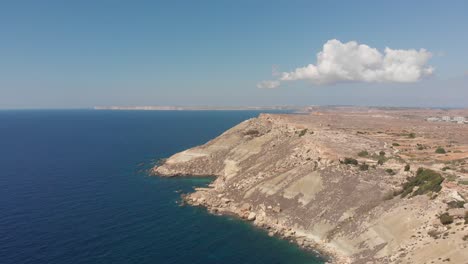 Luftdrohnenvideo-Aus-Westmalta,-Mgarr-Gebiet,-Mündung-Der-Windbucht