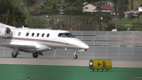 jet corporativo de negocios despegando del aeropuerto