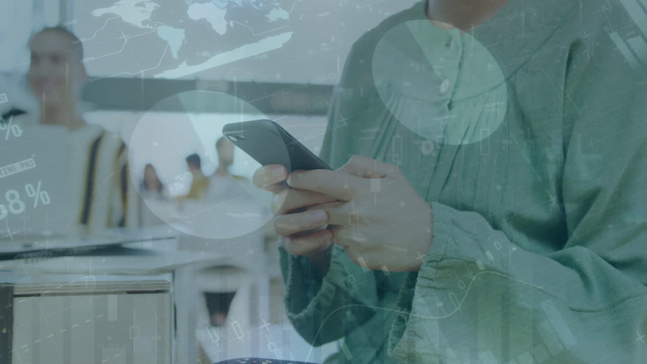 animación de la interfaz infográfica sobre la sección media de la mujer caucásica que se desplaza en el teléfono inteligente