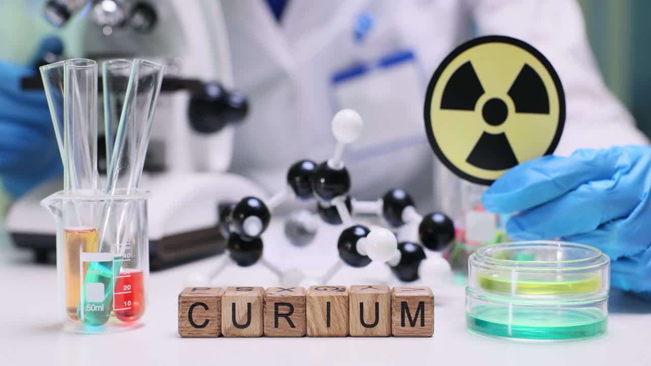 Blocchi di legno Curio in un laboratorio scientifico con attrezzature