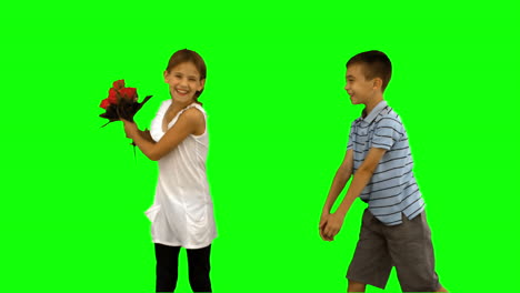 niño ofreciendo un ramo de flores a una niña en la pantalla verde