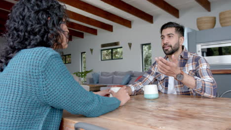 Un-Joven-Asiático-Habla-Con-Una-Mujer-En-Casa.