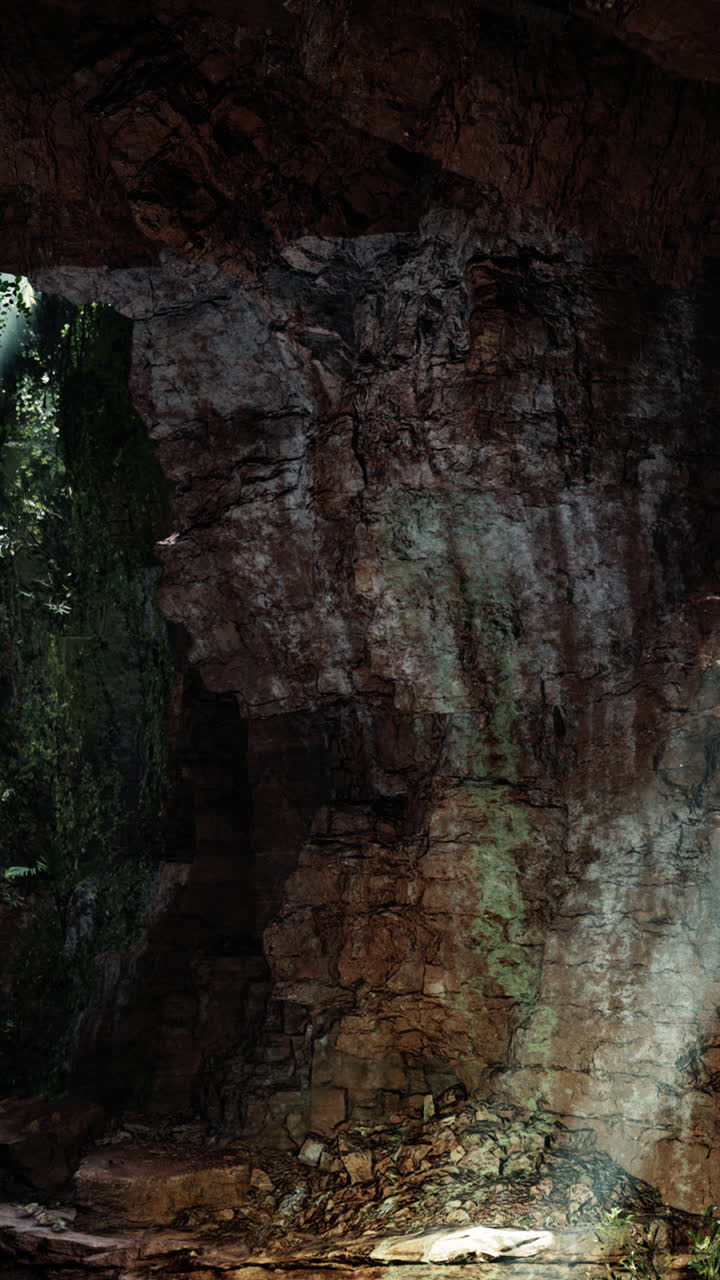 interior de la cueva con luz que fluye en