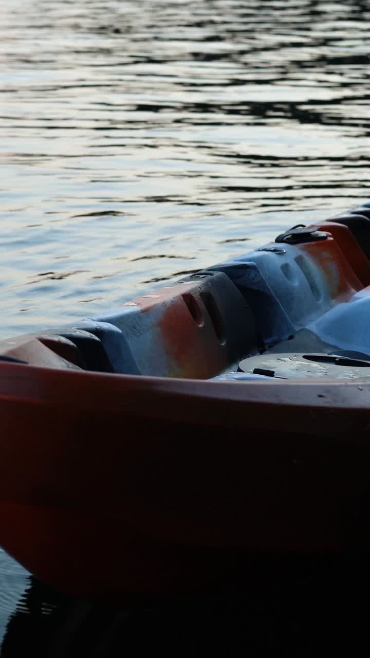 호수에서 떠다니는 배의 조용한 시스