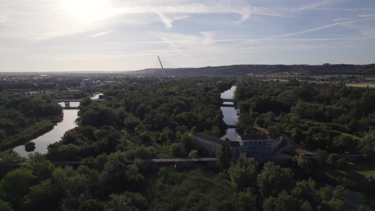 verde paisaje de verano, río pasando por el puente romano.