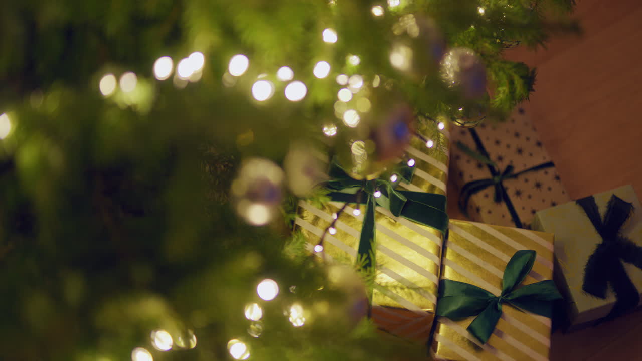 hermosos regalos de árbol de navidad bajo el árbol esperando a los invitados