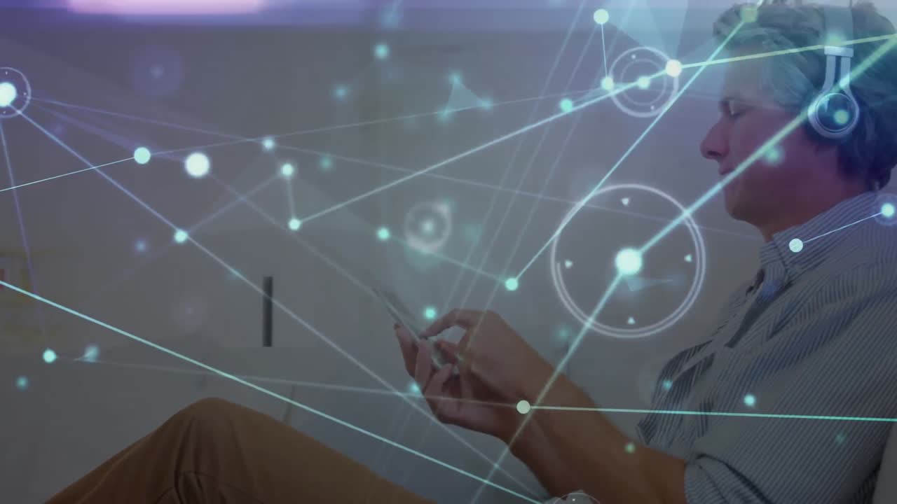 animación de conexiones sobre un hombre caucásico feliz en auriculares usando un teléfono inteligente