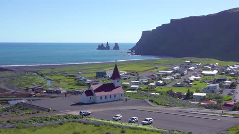 Aufnahme-Der-Stadt-Vik-In-Südisland,-Ihrer-Ikonischen-Kirche-1