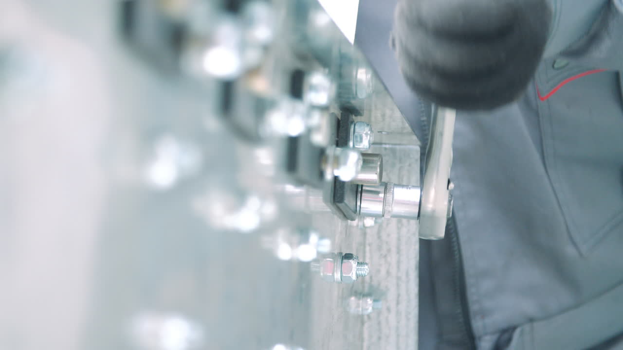 노즐을 사용하여 보편 소켓 렌치로 작업하는 인간의 손. 산업 도구