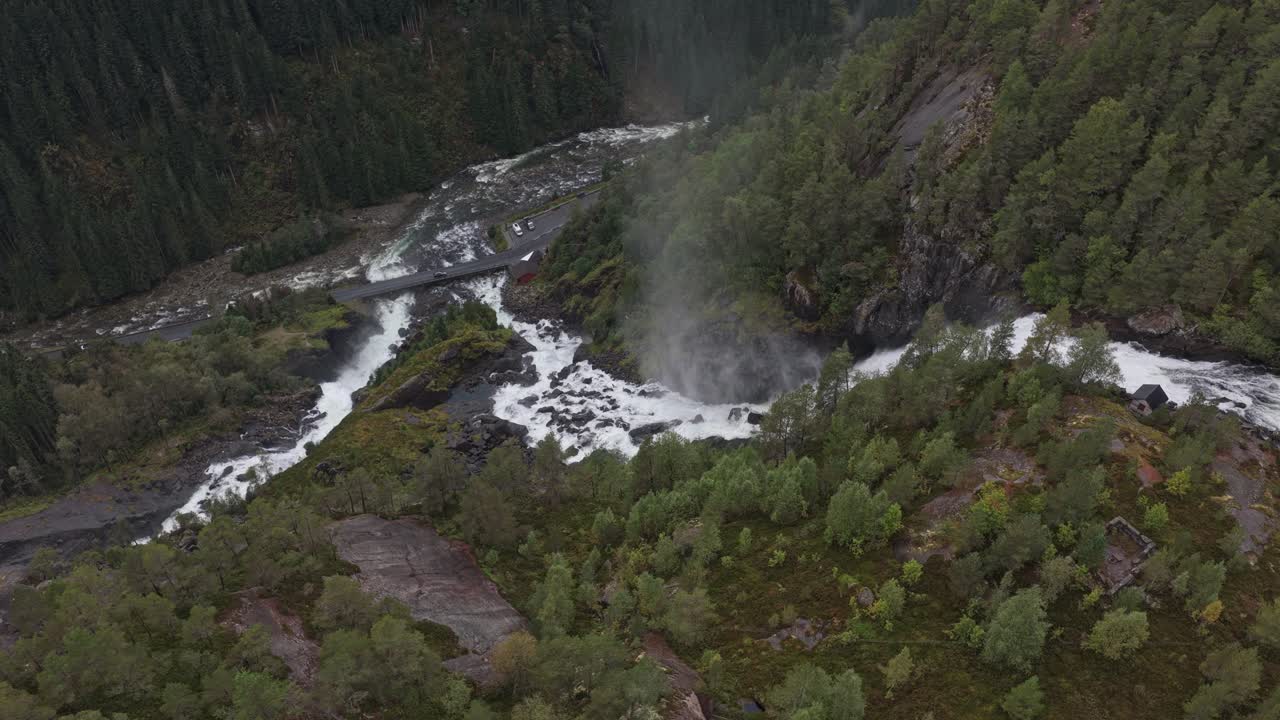 Suggestivo volo di drone sulla cascata di Latefossen in Norvegia