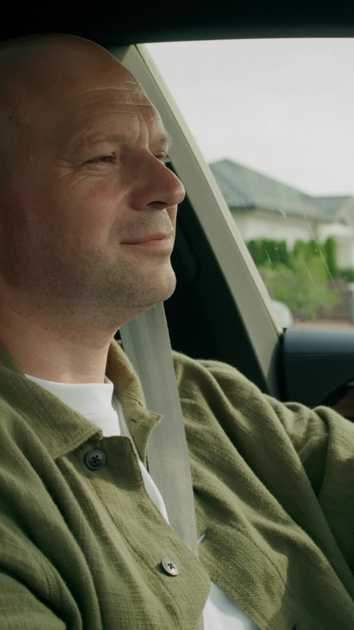 Mann som kjører bil