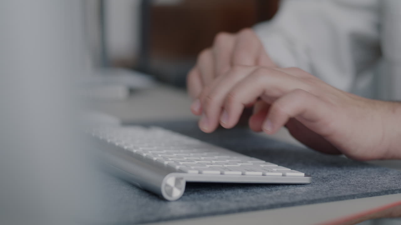 컴퓨터 키보드 에서 타이핑 하는 사람