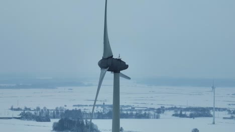 Die-Windmühle-Dreht-Sich-Und-Produziert-Im-Winter-Grüne-Energie