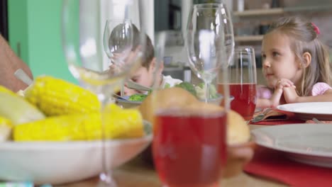 familia orando antes de almorzar en la mesa del comedor en casa 4k