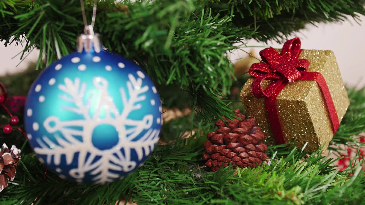 decoración del árbol de navidad bola azul. enfoque