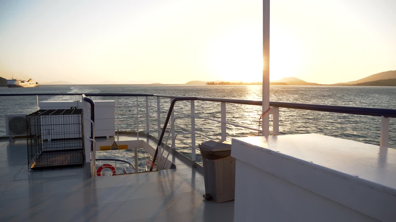 해 가 지는 동안 이오니아 해 의 물 에서 항해 하는 페리 의 갑판 에서 볼 수 있는 풍경