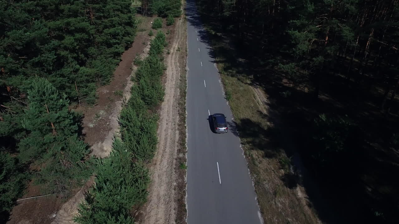 고속도로에서 자동차를 타고 가는  ⁇ 터 뷰