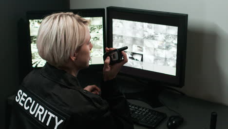 Guardia-De-Seguridad-Trabajando-En-Una-Habitación