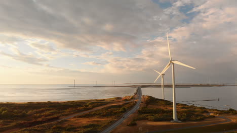 Windturbinen-Bei-Sonnenuntergang-Im-Südwesten-Der-Niederlande