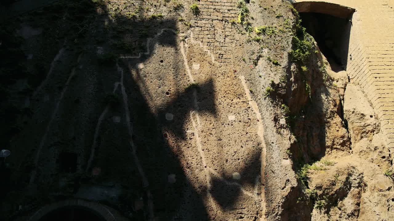 la sombra de la bandera se mueve a través de la histórica pared de sorrento