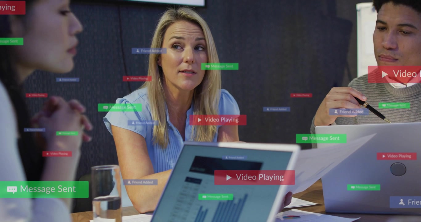 Kvinne i midten holder diagrammer, starter diagram på bærbar PC og aktiverer HUD-overlegg for forretningsgjennomgang.