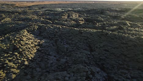 órbita aérea rápida alrededor de los campos de lava de eldhraun en islandia con la puesta del sol