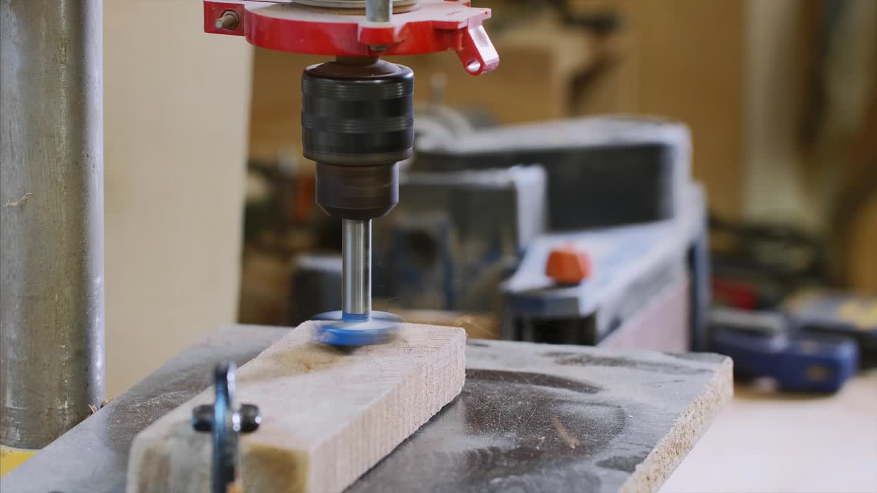 포스트너 드릴은 보드에 구을 니다.