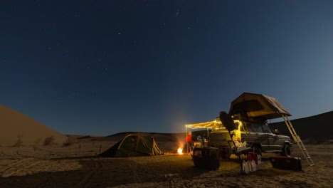 campamento nocturno en el desierto central de irán bajo la luz de la luna