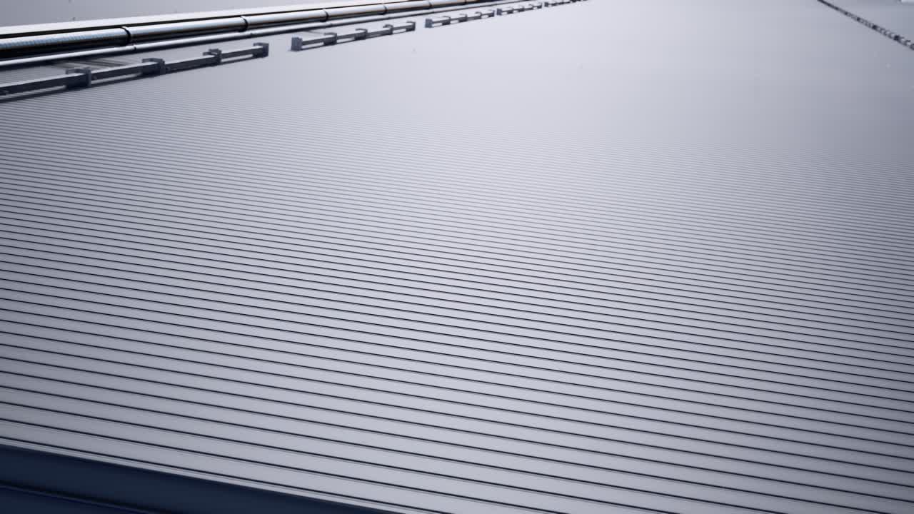 Installazione di pannelli solari sul tetto di un edificio commerciale o industriale
