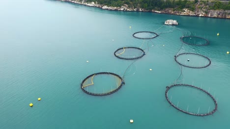 imágenes aéreas de granjas de pesca de salmón en noruega