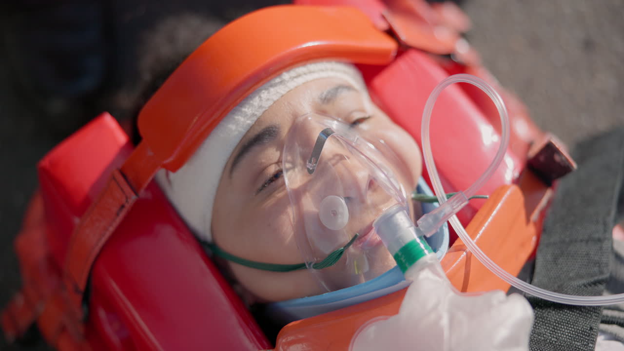 máscara de oxígeno, emergencia y mujer en el accidente