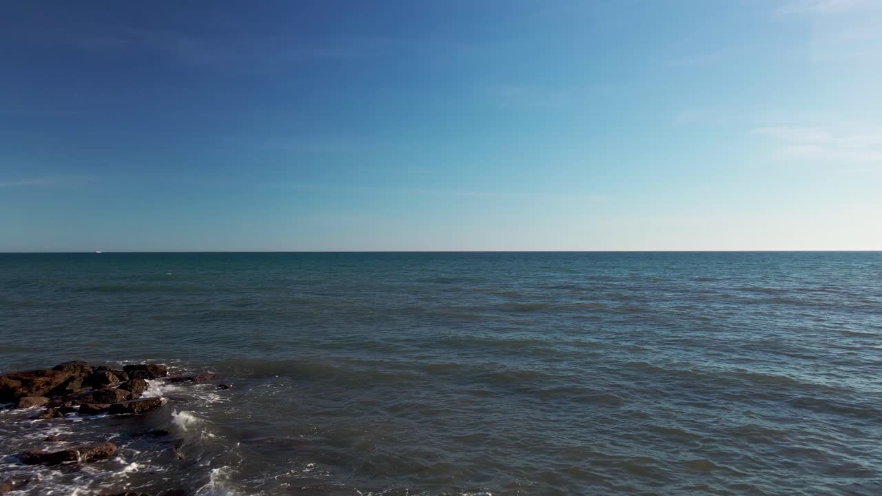 바다에서 해변으로 천천히 뒤로 이동하는 공중