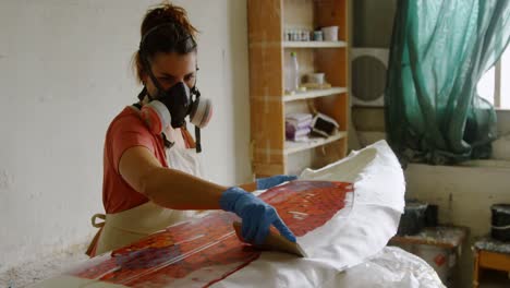 mujer haciendo tabla de surf 4k