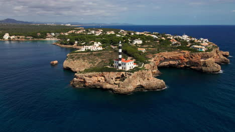 órbita aérea lenta del faro en la península de mallorca